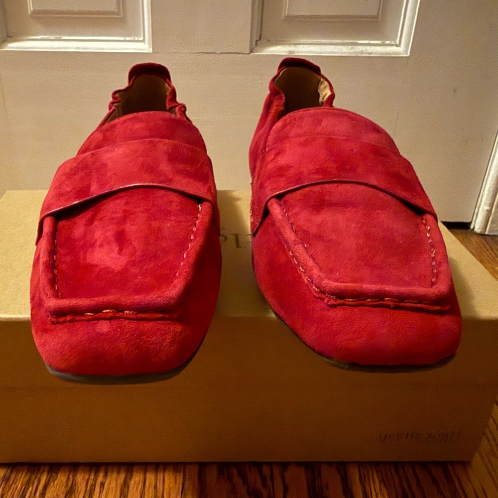 NWOT Gentle Souls by Kenneth Cole Genuine Suede Sophie Square Toe Flats 9.5 M